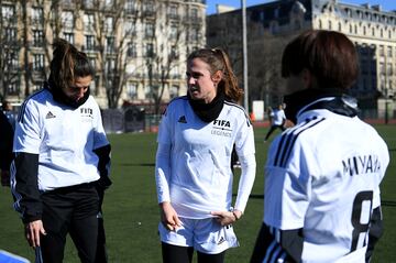 La exfutbolista estadounidense Heather O'Reilly observa el partido en el Centro Deportivo Emilie Antoine, en París cerca de la Torre Eiffel.