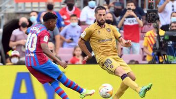 Barcelona's Spanish midfielder Ansu Fati (L) scores his team's third goal during the Spanish League football match between FC Barcelona and Levante UD at the Camp Nou stadium in Barcelona on September 26, 2021. (Photo by LLUIS GENE / AFP)