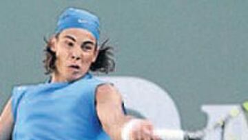 <b>ADELANTE. </b>Nadal ataca una bola en el partido de ayer.