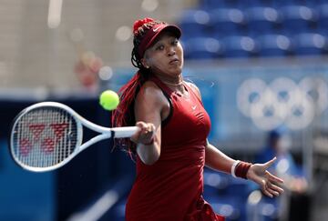 Por segundo año consecutivo, Naomi Osaka ha batido el récord de ganancias de las deportistas femeninas, superando a la veterana Serena Williams y a quien una vez ostentara el récord de deportista mejor pagada, Maria Sharapova. La joven de 23 años, considerado como la nueva cara del tenis, ganó $55 millones en patrocinios y $5 millones en premios en los últimos 12 meses. Con más de 20 patrocinadores, incluidos los recién llegados como Google, Louis Vuitton, Workday y Levi's, Osaka ocupa el puesto número 12 en la lista de atletas mejor pagados de Forbes para 2021, con Williams en el puesto 28. Inlcuso la cuatro veces ganadora de un Grand Slam se convirtió este mismo año en una Barbie este año como parte de la línea de muñecas Role Model de la marca, que actualmente está agotada debido a la gran demanda.  Tal es su ‘hype’ que fue la encargada de encender el pebetero olímpico. Ganancias anuales: $60M.