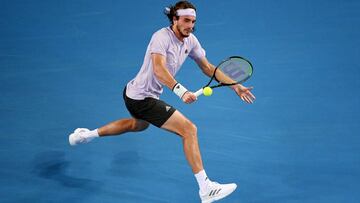 Stefanos Tsitsipas devuelve una bola ante Salvatore Caruso durante su partido en el Open de Australia.