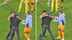Mbappé’s incredible gesture: stops security to let fan who invaded the pitch take a photo
