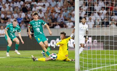 Rodrygo, con los rumores de una posible salida de por medio, tiró la pared con Mbappé y definió con un gran disparo al palo largo.