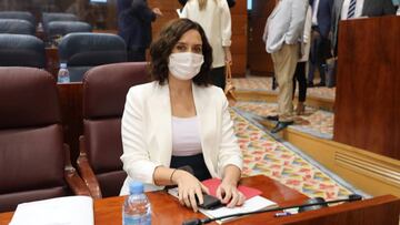 La presidenta de la Comunidad de Madrid, Isabel Díaz Ayuso, antes de que comience una sesión plenaria en la Asamblea de Madrid, en Madrid (España) a 1 de octubre de 2020. El Gobierno regional aprueba en esta sesión la modificación del Proyecto de Ley que, entre otras cuestiones, permitirá suprimir la mayoría de las licencias y liberalizar el sector urbanístico. Esta es la primera normativa que lleva el Ejecutivo autonómico en esta Legislatura, y lo hace mediante lectura única: se somete a votación sin debate previo. Asimismo y entre otras cuestiones, se debate sobre la situación de la Comunidad respecto a la pandemia y las actuaciones para frenar el Covid-19.
01 OCTUBRE 2020;LEY DEL SUELO;URBANISMO;TERRENOS;COVID-19;CORONAVIRUS
Marta Fernández Jara / Europa Press
01/10/2020
