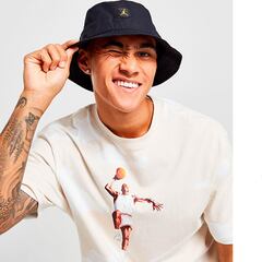 Los gorros de pescador no pasan de moda: seis modelos de Adidas, Vans, Jordan y más