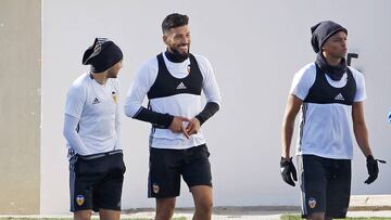 Ezequiel Garay, durante un entrenamiento con el Valencia.