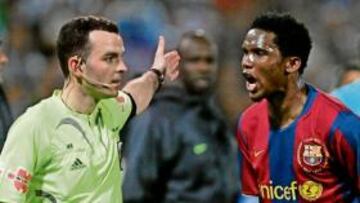 <b>MUY MOLESTO. </b> Samuel Etoo reclama a Gallego Galindo, el linier que vio gol en el cabezazo de Marco Ruben. Clos Gómez le amonestó por sus continuas protestas.