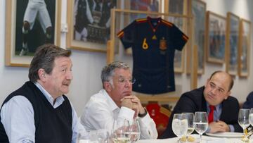 05/04/18
COMIDA VISITA REDACCION DIARIO AS DIARIOAS ENTREVISTA
CANDIDATO A LA PRESIDENCIA FEDERACION ESPA„OLA DE FUTBOL RFEF
JUAN LUIS LARREA
ALEJANDRO ELORTEGUI
JAVIER MATALLANAS
SELECCION ESPAÑOLA