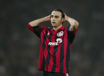 Seis años estuvo defendiendo los colores del Bayer 04 Leverkusen aunque el primer año disputó partidos en el filial del conjunto alemán. 