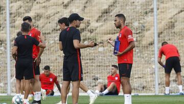 Charla de Simeone con Lodi al finalizar el entrenamiento.