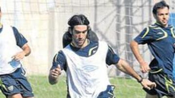 Sanz, tocando el balón ante las miradas de Jesús Gámez y Javi Calleja.