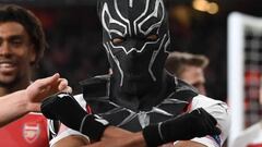 La &uacute;ltima locura de Aubameyang: Se viste de Black Panther en mitad de un partido.