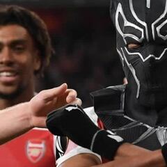 La última locura de Aubameyang: Se viste de Black Panther en mitad de un partido