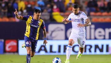 (L-R), Emmanuel Garcia of San Luis and Juan Escobar of Cruz Azul during the game Atletico San Luis vs Cruz Azul, corresponding to sixth round of the Torneo Apertura Grita Mexico A21 of the Liga BBVA MX, at Alfonso Lastras Stadium, on August 21, 2021.