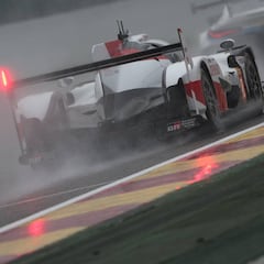 Alonso vuela en la lluvia de Spa