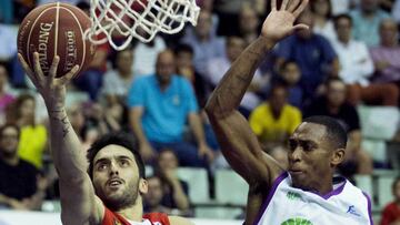 GRA790. MURCIA, 10/05/2017.- El base argentino de UCAM Murcia C.B Facundo Campazzo (i), entra a canasta ante el escolta estadounidense de Unicaja, Jamar Smith (d), durante el partido de la trigésimo tercera jornada de la liga Endesa que han disputado en el Palacio de los Deportes de Murcia. EFE/Marcial Guillén.
