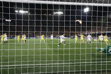 0-1. Gonçalo Guedes marcó el primer gol tras despejar el portero Andrés Fernández el penalti lanzado por Dani Parejo.