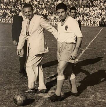 El secretario técnico Tomás y el internacional Hernández, antes del comienzo de un partido en Torrero.