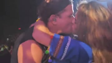 Una fan de Carlos Vives robándole un beso en mitad de un concierto en Toronto, Canadá