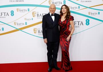 Patrick Stewart y Sophia Stewart posan a su llegada a los Premios de Cine de la Academia Británica de Cine y Televisión (BAFTA) de 2023 en el Royal Festival Hall de Londres, Gran Bretaña. 