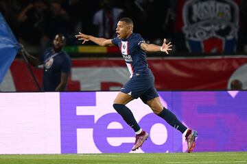 El delantero francés del Paris Saint-Germain, Kylian Mbappe celebrando el gol  2-0.