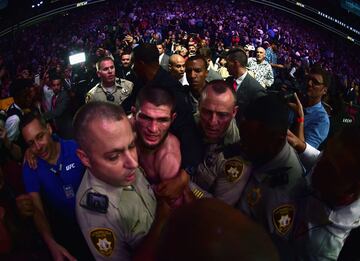 El combate entre McGregor y Khabib en imágenes