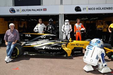 George Lucas posa con Nico Hulkenberg y con Jolyon Palmer junto al Renault Sport F1. 