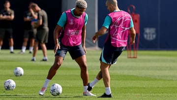 Barcelona's Uruguayan defender #04 Ronald Araujo and Barcelona's Spanish midfielder #18 Oriol Romeu attend a training session ahead of the UEFA Champions League football match between FC Barcelona and Royal Antwerp FC, at the training center in Barcelona on September 18, 2023. (Photo by LLUIS GENE / AFP)