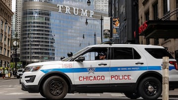 Un vehículo de policía de Chicago se encuentra en el tráfico fuera del Trump International Hotel and Tower.
