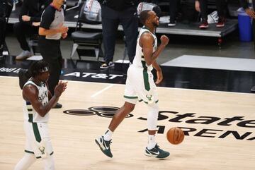 Khris Middleton y Jrue Holiday, claves, celebran la victoria en la serie contra los Atlanta Hawks en el sexto de las Finales de la Conferencia Este.