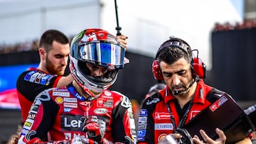 Pecco Bagnaia, en la parrilla de salida con su equipo.