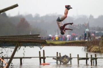 La carrera Tough Guy, se celebra desde 1987 en Inglaterra y desafía a sus participantes a recorrer 15km llenos de los obstáculos, donde hasta los más expertos se quedan en el camino.