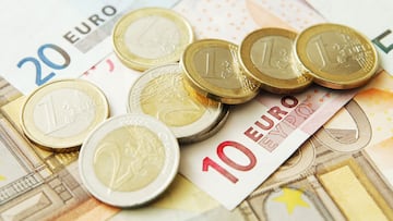 PRAGUE, CZECH REPUBLIC - DECEMBER 17: The Euro is pictured on December 17, 2003 in Prague, Czech Republic. The dollar has fallen to a record low of $1.2391 against the euro, in a broad sell-off as low U.S. interest rates and record deficits continue to weigh on the U.S. currency. European Central Bank (ECB) sources reportedly said the bank would not intervene unless the euro rose above $1.35. (Photo by Sean Gallup/Getty Images) EURO EUROS MONEDA MONEDAS