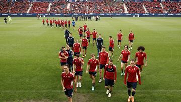 GRAFCAV7930. PAMPLONA, 09/05/2023.- Osasuna ha contado en el entrenamiento de este martes con 4.000 niños y niñas de Aula Rojilla que han acompañado a su equipo durante la sesión llevada a cabo en El Sadar, lugar que ha visto copada la Grada Lateral de futuros hinchas navarros. Osasuna nunca se rinde o Somos un equipo valiente y luchador han sido algunas de las canciones que no han parado de sonar en el feudo durante una jornada festiva en la que los jugadores que dirige Jagoba Arrasate se han puesto a trabajar de cara al choque liguero del sábado ante el Almería. EFE/ Jesús Diges
