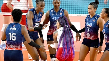 Mielec (Poland), 16/07/2024.- Dominican national team players celebrate a point during the Memorial of Agata Mroz-Olszewska Women's Volleyball Tournament match between Poland and Dominican Republic, in Mielec, Poland, 16 July 2024. (República Dominicana, Polonia) EFE/EPA/Darek Delmanowicz POLAND OUT