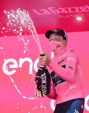 Tao Geoghegan Hart celebrando en el podio su victoria en el Giro de Italia 2020