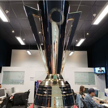 El trofeo de la Copa Oro visitó la redacción de AS México