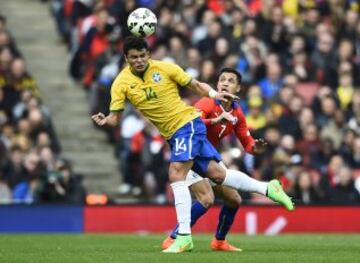 Thiago Silva se anticipa a Alexis Sánchez.