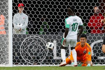 Eiji Kawashima mira el balón entrar en la portería al no conseguir parar el balón.
