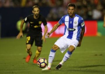 El delantero del Leganés, Miguel Ángel Guerrero, se lleva el balón durante el encuentro correspondiente a la segunda jornada de primera división