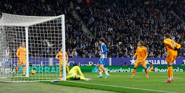 1-0. Contraataque del conjunto perico, que finaliza por el costado derecho con una asistencia de Omar El Hilali al segundo palo, donde llega Carlos Romero y cruza el baln con la izquierda, para superar a Thibaut Courtois.