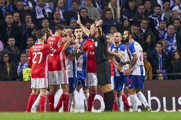 Iniciada en 1912 con un duro 8-2 del Benfica al Oporto, la rivalidad de 'O Clássico' representa la desconfianza que tienen los habitantes de Oporto ante la estilizada Lisboa. Desde la ciudad norteña de Portugal siempre se ha visto con recelo el poderío económico de la capital lusa. El Benfica dominó claramente durante las décadas de los 50 y los 60, mientras que Oporto se reivindicó en los 80, ganando una Copa de Europa ante un Bayern que parecía invencible. Desde el conjunto de los 'Dragoes' se mantenía la sospecha de que el conjunto 'encarnado' obtenía ayudas arbitrales, algo que quedó en evidencia cuando en 2004, el presidente del Oporto fue encausado en una trama de compra-venta de partidos que denunció su expareja, Carolina Salgado, en un libro autobiográfico llamado 'Eu, Carolina ('Yo, Carolina')'. Desde entonces, ambos equipos se examinan los arbitrajes...