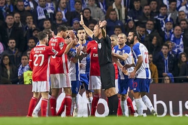 Iniciada en 1912 con un duro 8-2 del Benfica al Oporto, la rivalidad de 'O Clássico' representa la desconfianza que tienen los habitantes de Oporto ante la estilizada Lisboa. Desde la ciudad norteña de Portugal siempre se ha visto con recelo el poderío económico de la capital lusa. El Benfica dominó claramente durante las décadas de los 50 y los 60, mientras que Oporto se reivindicó en los 80, ganando una Copa de Europa ante un Bayern que parecía invencible. Desde el conjunto de los 'Dragoes' se mantenía la sospecha de que el conjunto 'encarnado' obtenía ayudas arbitrales, algo que quedó en evidencia cuando en 2004, el presidente del Oporto fue encausado en una trama de compra-venta de partidos que denunció su expareja, Carolina Salgado, en un libro autobiográfico llamado 'Eu, Carolina ('Yo, Carolina')'. Desde entonces, ambos equipos se examinan los arbitrajes...