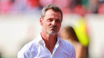 GUADALAJARA, MEXICO - MAY 15: Diego Cocca, head coach of Atlas looks on before the quartefinals first leg match between Chivas and Atlas as part of the Torneo Grita Mexico C22 Liga MX at Jalisco Stadium on May 15, 2022 in Guadalajara, Mexico. (Photo by Hector Vivas/Getty Images)