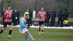 Iago Aspas remata a puerta desde treinta metros para marcar el tercer gol del Celta ante el Brentford.