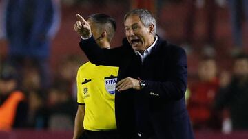 AME7119. BUENOS AIRES (ARGENTINA), 28/05/2019.- El entrenador de Independiente, Ariel Holan, da instrucciones martes, durante el partido de vuelta por la segunda fase de la Copa Sudamericana entre el Independiente de Avellaneda de Argentina y las Águilas Doradas Rionegro de Colombia, en el estadio Libertadores de América, en Buenos Aires (Argentina). EFE/ Juan Ignacio Roncoroni