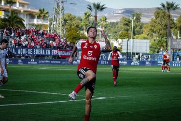 El Murcia arrasa al Marbella y aprieta al Antequera