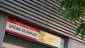 Entrada de oficina de empleo, a 28 de julio de 2022, en Madrid (España). El paro ha bajado en 255.300 personas entre abril y junio de este año, el mayor descenso para un segundo trimestre desde 2018, además, el número de parados cayó por debajo de los tres millones por primera vez desde 2008. La ocupación aumentó en 383.300 puestos de trabajo entre abril y junio. Al finalizar junio, el número total de parados se situó en 2.919.400 personas y el de ocupados, en 20.468.000 personas, según se desprende de la Encuesta de Población Activa (EPA) correspondiente al segundo trimestre publicada por el Instituto Nacional de Estadística (INE).
28 JULIO 2022;DESEMPLEO;EMPLEO;EMPLEABILIDAD;PARADOS;TRABAJO;INEM;IMEFE;MINISTERIO DE EMPLEO Y SEGURIDAD SOCIAL;
Jesús Hellín   / Europa Press
28/07/2022