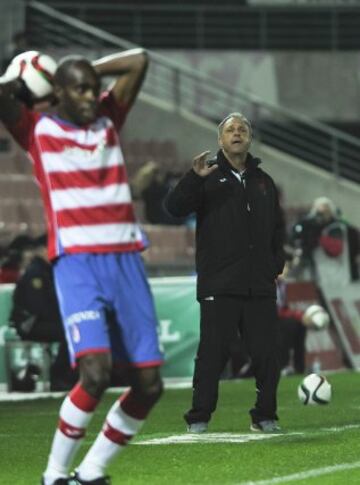 El entrenador del Granada, Joaquín Caparrós, durante el partido de dieciseisavos de final de la Copa del Rey ante el Córdoba que se disputa esta noche en el estadio Nuevo Los Cármenes, en Granada.