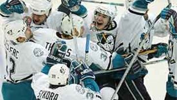 <b>IGUALADOS.</B> Anaheim Mighty Ducks logró lo que pocos esperaban, empatar las series por el título.